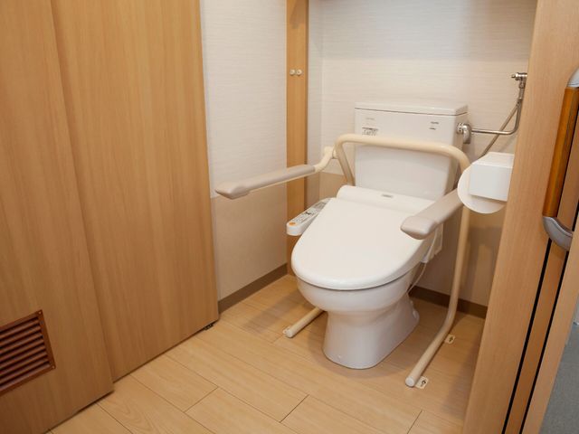 手すり付きトイレ トイレ 安全に配慮した設計のトイレスペースが確保されております。明るく清潔感のある環境です。