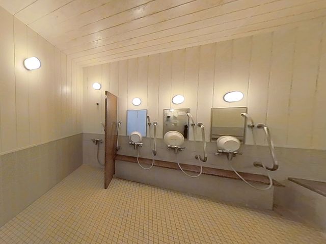 明るいバリアフリー浴室