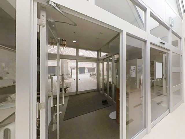 明るい中庭への出入り口 エントランス 開放感あるエントランスは、日差しをたっぷりと取り入れる設計です。快適な通行を考えたバリアフリー構造が魅力的です。