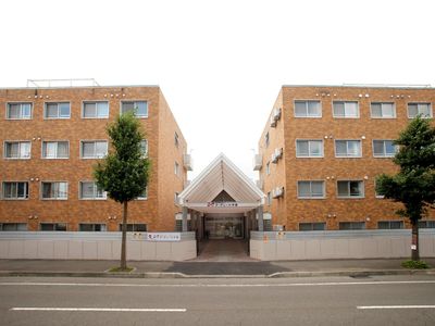 明るい外観のエントランス