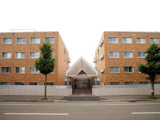 明るい外観のエントランス 外観 ゆったりとした雰囲気のエントランスが迎え入れてくれます。