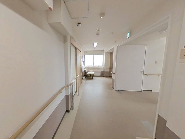 明るい廊下の一角 廊下 手すりが設置された清潔感のある廊下です。ゆったりとした空間で安全にお過ごしいただけます。