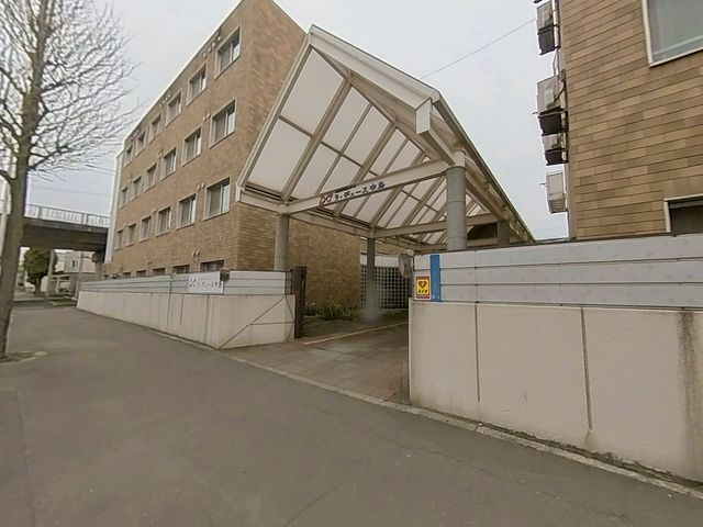 施設の外観とエントランス 外観 ゆったりとしたエントランスが迎える施設で、職員と共に明るい未来を創造しませんか。