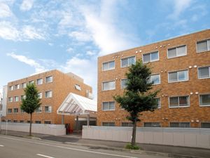 茶色の建物とエントランス