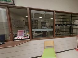 窓越しの理美容室の様子