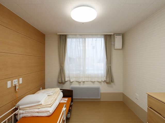 明るい居室 居室 自然光が差し込むシンプルで落ち着いた空間です。個別のケアがしやすい設計になっています。