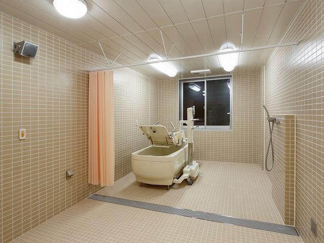 清潔な浴室 浴室 明るい色合いが特徴の清潔な浴室です。多機能シャワーチェアが備えられ、安全に使用できます。