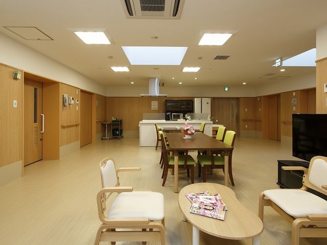明るいラウンジ ラウンジ 自然光が差し込む広々としたラウンジです。ゆったりとした椅子に座り、快適な時間を過ごせます。