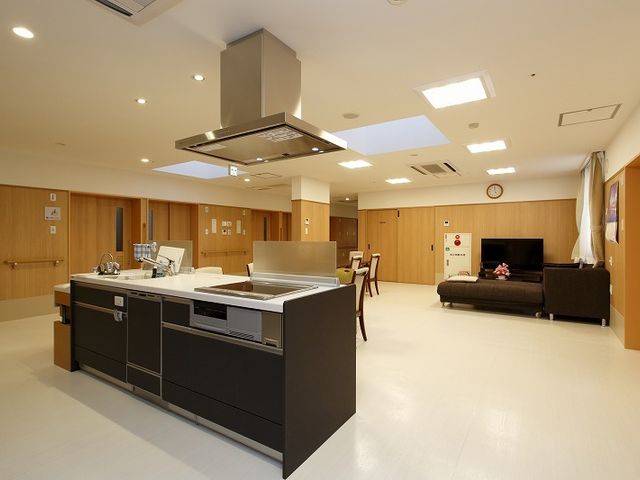 使いやすいキッチン キッチン 広々としたキッチンでは、調理をしながら入居者と楽しく交流ができます。