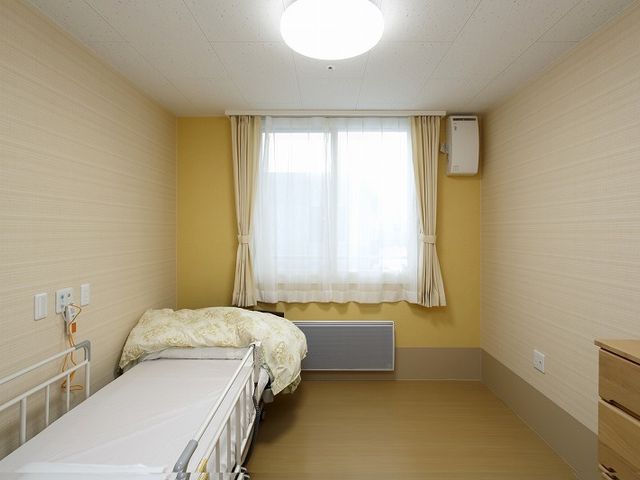 広々とした居室 居室 自然光が心地よく差し込む広い居室です。リラックスした時間を過ごせます。