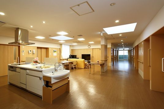 自然光が差し込む廊下