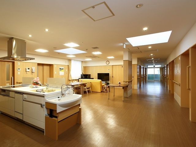 自然光が差し込む廊下 廊下 自然光が明るく照らす廊下です。広々とした空間で、移動がゆったりとできます。