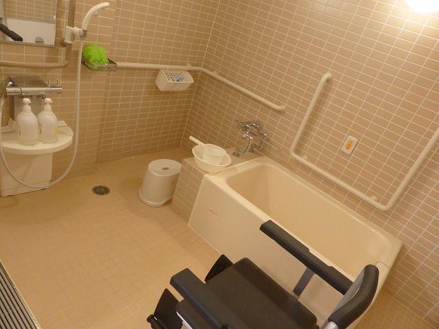 設備が充実した浴室 浴室 安全に配慮された使いやすい浴槽があります。手すりも豊富で安心して利用できます。