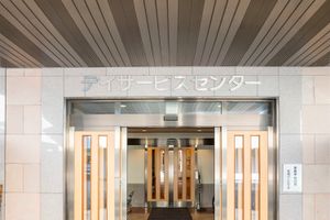広い出入口のエントランス