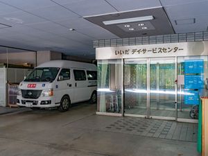送迎車と出入口の玄関  