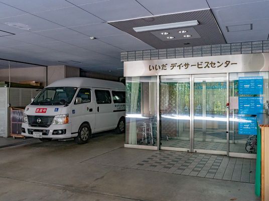 送迎車と出入口の玄関  