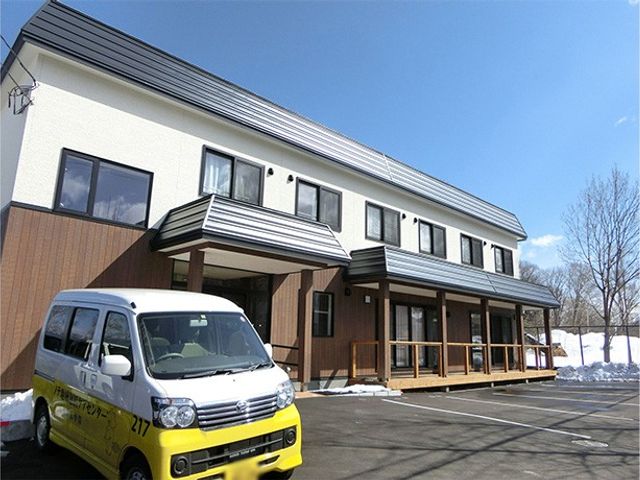 明るい外装の建物 外観 木目調の外壁と大きな窓が特徴の建物です。リラックスできる雰囲気が魅力的です。