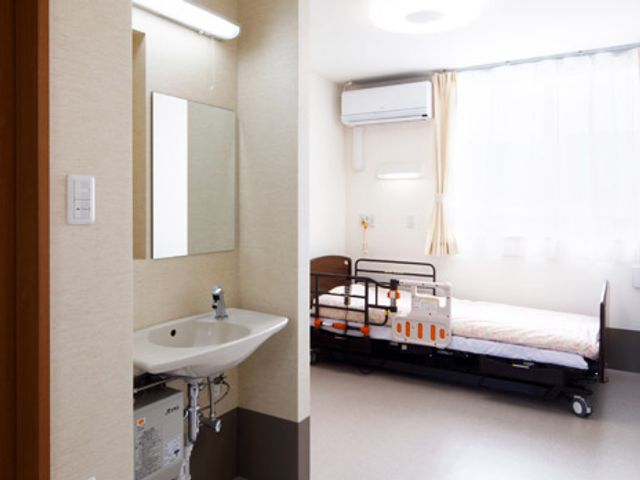 明るい居室 居室 窓から自然光が差し込む明るい居室です。快適に過ごせる空間が整っています。