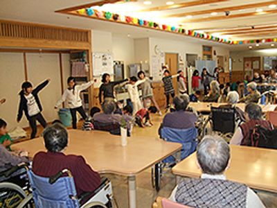 賑やかなダイニングルーム