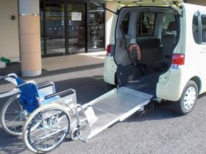 車椅子対応の送迎車と入口前のスロープ  