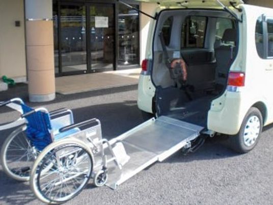 車椅子対応の送迎車と入口前のスロープ  