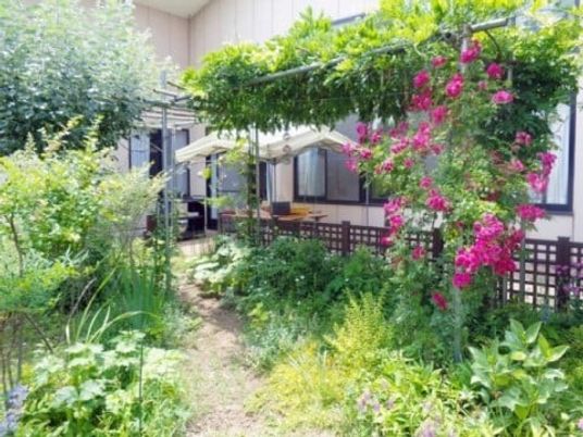花咲く中庭  