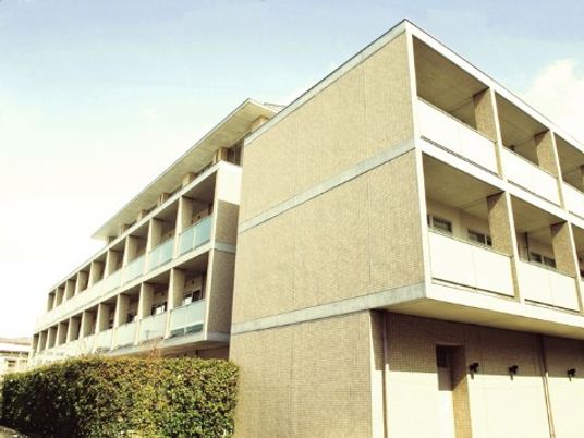 明るい外観の建物