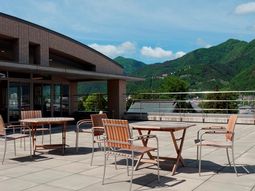 山並みを望むテラス席