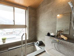 快適な設備の浴室