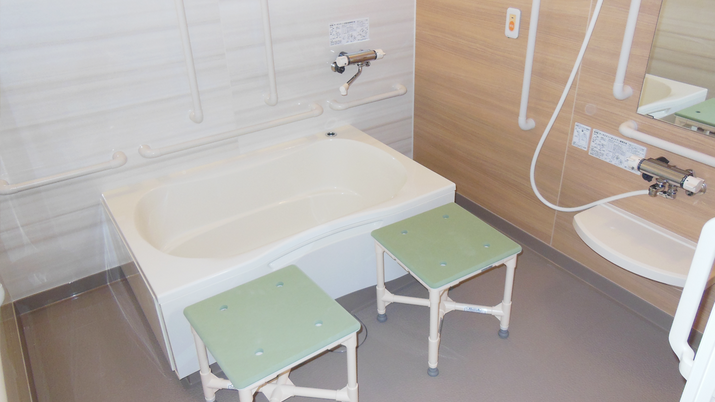 浴室の大きなバスタブ