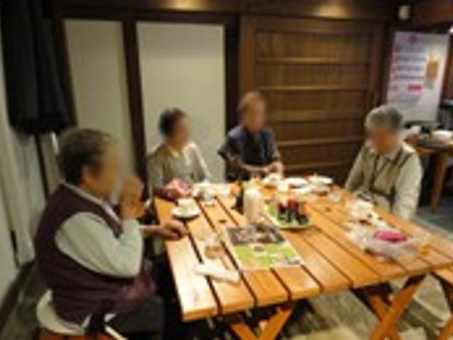 食事を楽しむ様子 ダイニングルーム 和やかな雰囲気の中で、みなさんが談笑しながら食事を楽しんでおられます。