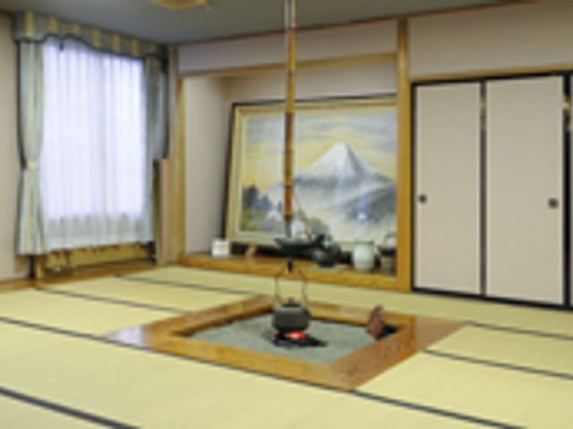 和室の居室 和室 大きな窓から自然光が注ぐ和室です。伝統的な囲炉裏があり、落ち着いた雰囲気を楽しめます。