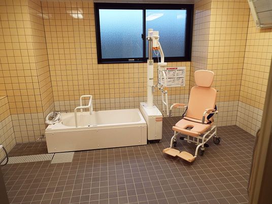 浴槽と介助椅子の浴室  
