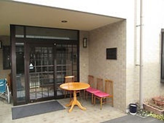 テーブルと椅子のあるエントランス