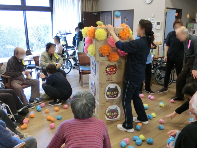 ゲームで楽しむ居室 居室 自然光が降り注ぐ明るい空間で、ゲームに興じる様子が和やかです。