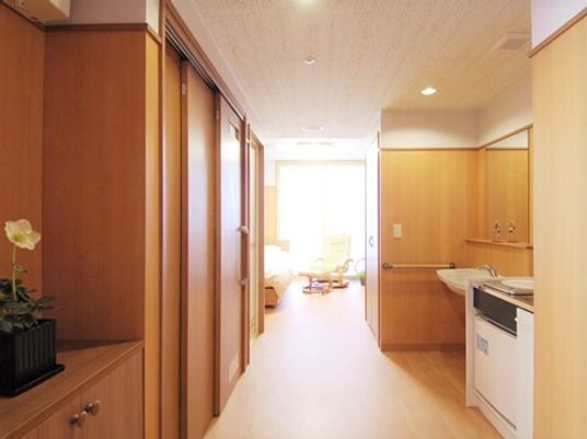 居室のドアと廊下