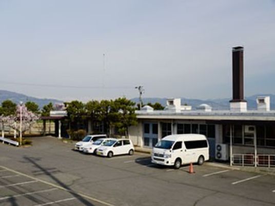 施設の外観と駐車場  
