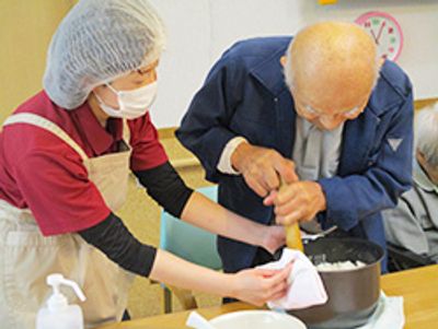 調理を手伝う様子、キッチン