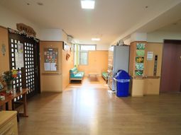 廊下に花と掲示物