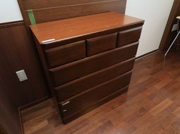 茶色の木製チェスト