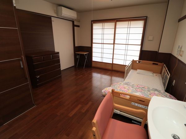 居室とベッドの風景