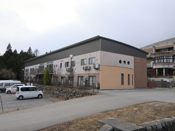 広い駐車場の施設外観