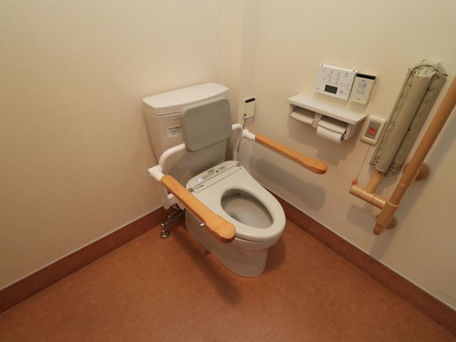 バリアフリー対応のトイレ トイレ 手すり付きで安心のトイレ空間です。介助を必要とされる方々も使用しやすい設計になっております。