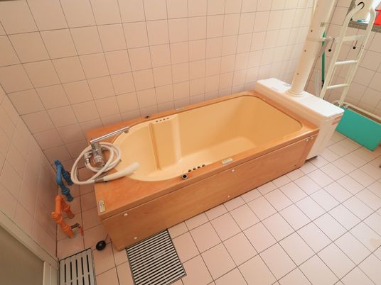 バリアフリー設計の浴室