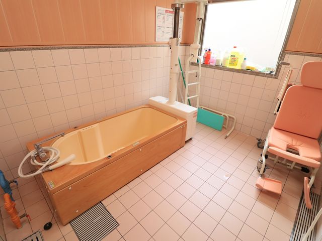介助用浴室設備 浴室 介助がしやすいように工夫された清潔感ある浴室です。リフト付きバスチェアも完備し、安全に利用できます。