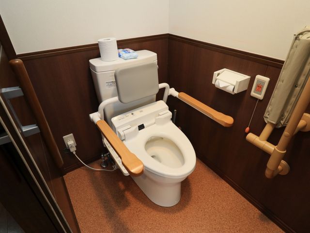 バリアフリートイレ設備 トイレ 手すり付きで安全性を考慮した清潔なトイレです。利便性を高める工夫が随所に見られます。