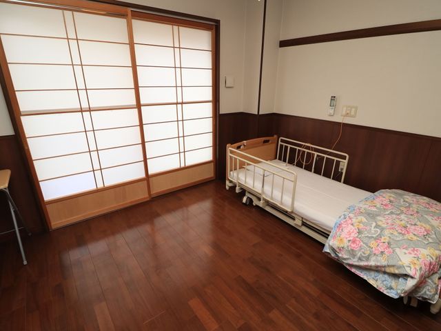 和風の明るい居室 居室 手すり付きベッドと広々とした空間が特徴の居室です。ゆったり過ごせる環境をご希望の方に適しています。