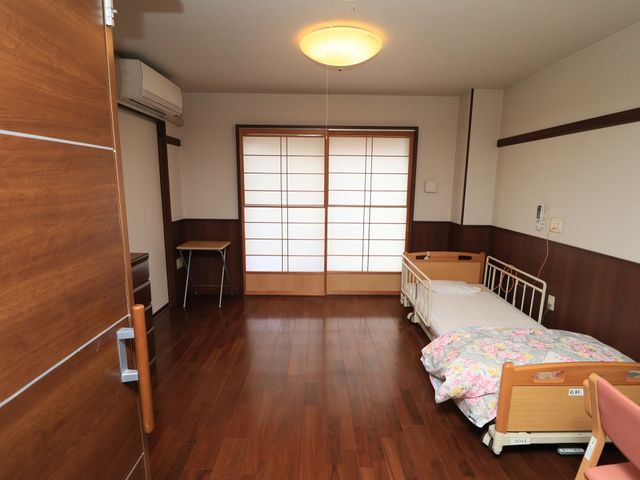和室風の居室 居室 落ち着いた色合いの居室です。移動や日常生活がしやすい開放的な造りになっております。