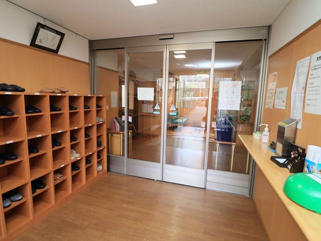 エントランスと靴箱 玄関 ゆとりのあるエントランスは、来訪者を温かく迎え入れます。機能的な靴箱が丁寧に設置され、整然とした印象を与えています。