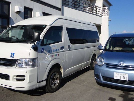 送迎車が並ぶ外観  